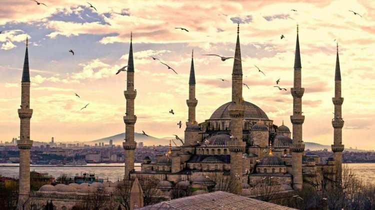 <p>Manevi yönler gibi engelli bireylerin her daim kendilerini geliştirmeye odaklanması ve hayatta tutunması için maddi anlamda da kendilerini geliştirmesi gerektiğini belirten İbrahim Altuntaş, gerek devlet gerek sivil toplum kuruluşları tarafından engelliler adına pek çok eğitim ve geliştirme faaliyetlerinin yürütüldüğünü söyledi.</p>
<p> </p>