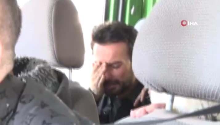 <p>Sevenleri ve yakınları tarafından yalnız bırakılmayan Tarkan gözyaşlarına hakim olamadı.</p>