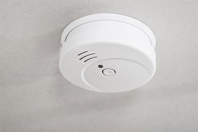 <p><span style="color:#B22222"><strong>2) DUMAN DEDEKTÖRLERİ VE ALARM CİHAZLARI</strong></span></p>