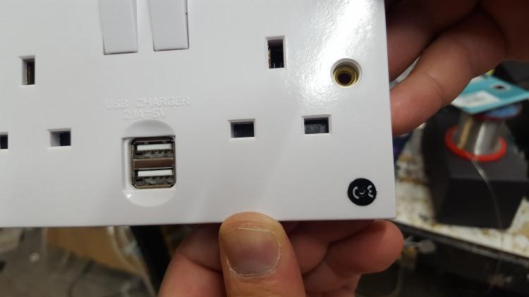 <p><span style="color:#B22222"><strong>3)  ELEKTRİK PRİZLERİ VE USB ŞARJ CİHAZLARI</strong></span></p>
