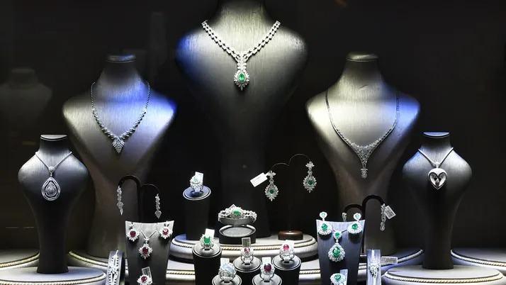 <p>Tarifelerde yaşanan 90 günlük ara Hintli mücevher şirketlerine nefes aldırsa da önümüzdeki birkaç ayda sevkiyatlarda yavaşlama olması bekleniyor.</p>