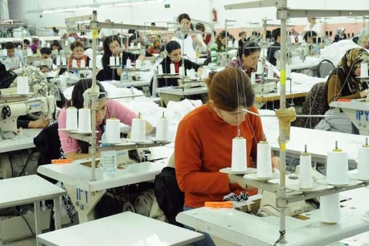 <p>Bangladeş’teki tekstil üreticileri yüzde 37 olarak açıklanan gümrük vergisi nedeni ile ABD’li alıcıların siparişleri dondurduğunu bildiriyor. Tekstil ve giyim ürünleri Bangladeş’in ihracatının yüzde 80’ini oluşturuyor.</p>