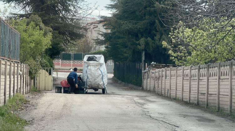 <p>Belediye ekipleri, ihbarın ardından ilgili raporları hazırlarken, evin fiziksel durumu ve temizlik ihtiyacıyla ilgili aileye bilgi verildi.</p>