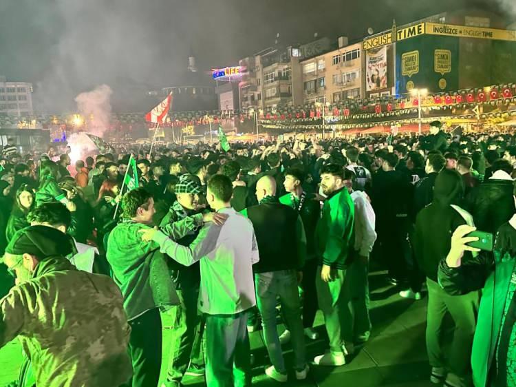 <p>Büyükakın, "Bu başarı Kocaelispor'a inanların başarısı. Hepinizi yürekten kutluyorum. Bu şampiyonluk tüm kente armağan olsun. İnşallah çok daha büyük başarılara imza atacağız. Bu gece gönlünüzce eğlenin. Şampiyonluk hayırlı olsun. Hasret bitti" diye konuştu.</p>