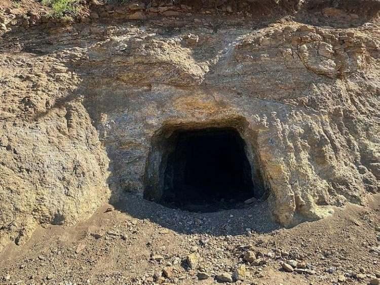 <p> Dünya toryum rezervi 1 milyon 780 bin ton civarında. Türkiye, bunun 790 bin tonuna sahip. Yani küresel rezervin yaklaşık yarısı Türkiye topraklarında bulunuyor.</p>
<p> </p>