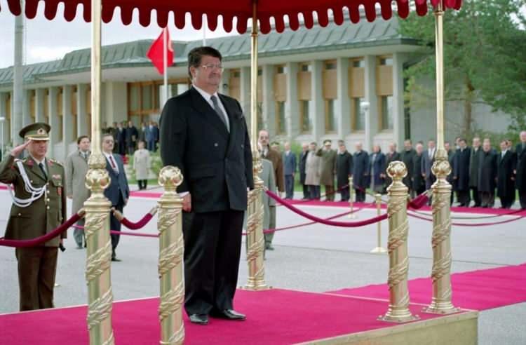<p>Turgut Özal, 17 Nisan 1993'te 5 ülkeyi kapsayan 12 günlük geziden sonra Cumhurbaşkanlığı döneminde vefat etti.</p>
<p>Ölümünden 19 yıl sonra 2012'de "cinayet sonucu öldüğü" iddiaları üzerine otopsi için Özal'ın mezarı açıldı.</p>
<p>Ankara Cumhuriyet Başsavcılığı, otopsi raporuna göre, mevcut bilgi ve bulgularla Özal'ın kesin ölüm sebebinin tespit edilemediğini bildirdi.</p>