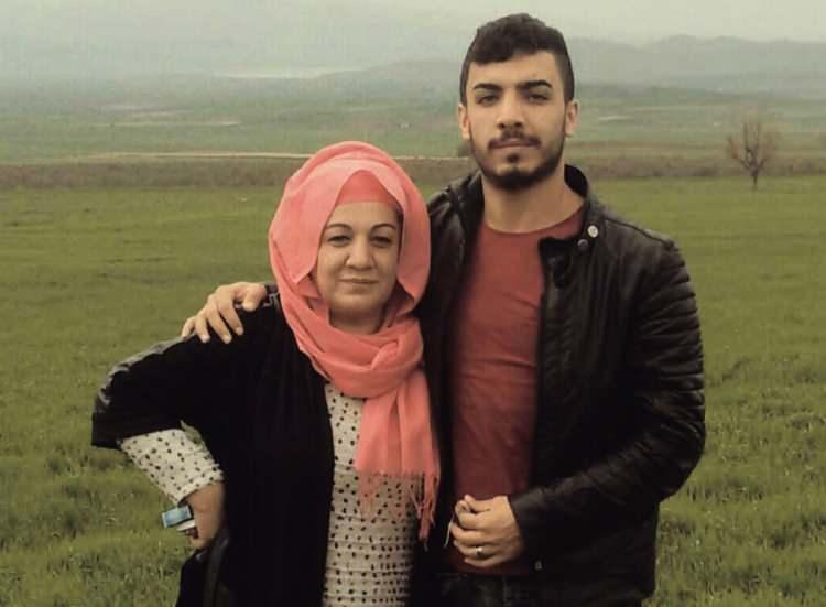 <p> Kazada, otomobilin sürücü Mustafa Polat ile yanındaki annesi Hüsne Evren Polat yaralandı.</p>