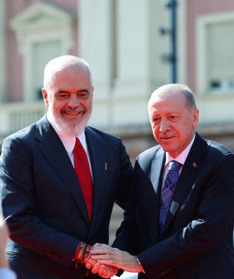 <p>"Bu iddiaları kesinlikle reddediyorum. Türkiye'nin Arnavutluk'taki tek büyük cami yatırımı çok konuşulsa da, Türkiye'nin bölgemizde cami inşa etmek için büyük bir para akışı sağladığı yönündeki iddialar gerçeği yansıtmıyor."</p>