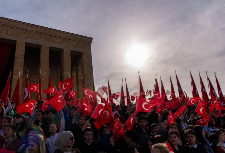 <p>"Aziz Atatürk, Türkiye Büyük Millet Meclisinin açılışının 105. yılında ve milletimizin bağımsızlık iradesinin simgesi 23 Nisan Ulusal Egemenlik ve Çocuk Bayramı'nda, eğitim ailemizle huzurunuzdayız. Milli Eğitim Bakanlığı olarak bizler, çocuklarımızı demokrasi ve milli irade şuuruna sahip, çağın gerektirdiği bilgi ve becerilerle donanmış olarak yetiştirmek için var gücümüzle çalışıyoruz. Bize bıraktığınız kutlu mirası ileriye taşımak, çağın ruhunu yakalayan, değerleriyle barışık nesiller yetiştirmek en büyük vazifemizdir. Önümüzdeki asrı 'Türkiye Yüzyılı' yapmak üzere aklıselim, kalbiselim, fikriselim, çalışkan ve erdemli bireyler yetiştirme azmimizi kararlılıkla sürdürüyoruz. Aziz hatıranız önünde çocuklarımızı, ülkemizi muasır medeniyetler seviyesi üzerine taşıyacak bir bilinçle ve sevgiyle yetiştirmeye devam edeceğimize söz veriyoruz. Ruhunuz şad olsun."</p>
<p> </p>