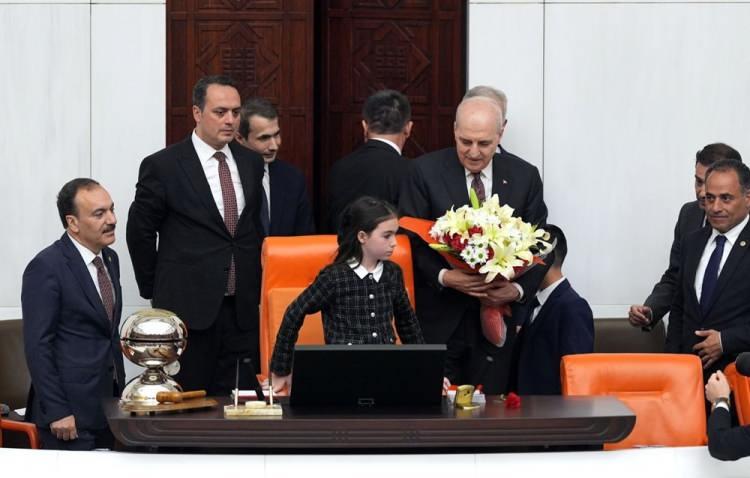 <p><strong>KURTULMUŞ KOLTUĞUNU DEVRETTİ</strong></p>
<p> </p>
<p>TBMM Başkanı Numan Kurtulmuş, daha sonra Başkan ve Divan Üyelikleri için sunulan önergeyi okuttu.</p>
<p> </p>
<p>Önerge ile TBMM Kupası ve yarışmalarında derece alan çocuklar Meclis Başkanı ve Katip Üye olarak seçildi.</p>