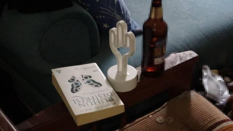 <p>Öte yandan, evde yapılan temizleme çalışması sonucu yarım dolu alkol şişesinin yanında bulunan<strong> "Ruhun Deşifresi" </strong>isimli kitap dikkat çekti. </p>