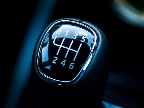 <p>Klasik otomatik vitesler de benzer bir dayanıklılık gösterirken, CVT ve çift kavramalı (DSG, EDC, DCT) şanzımanların ömrü genellikle 150.000 ila 250.000 kilometre arasında değişiyor.</p>
<p> </p>