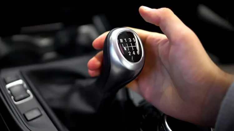 <p>Şehir içi yoğun trafikte araç kullananlar için otomatik vitesler rahatlık sağlarken, uzun ömür hedefleyen sürücüler manuel vitesli araçlara yönelmeyi tercih edebilir.</p>
<p> </p>