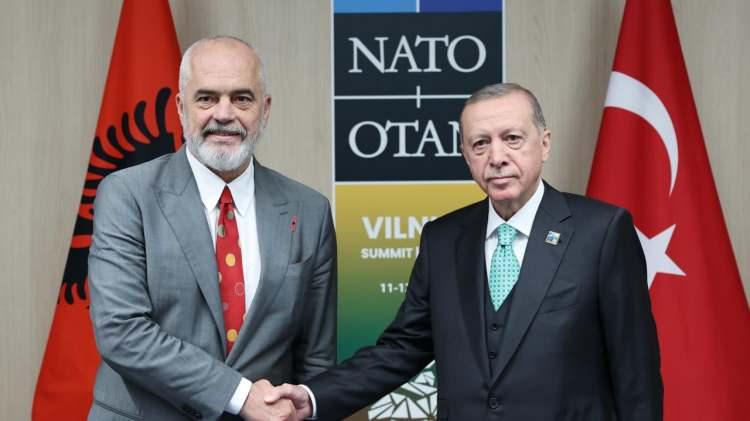 <p>Rama, Erdoğan ile fikir ayrılıkları yaşadıkları konular olduğunu da gizlemedi. Özellikle Hamas gibi hassas meselelerde farklı düşündüklerini açıkça belirtti:<br />
<br />
"Hamas konusunda farklı düşünüyoruz. Ancak bu, aramızdaki güveni ve dostluğu hiçbir zaman zedelemedi. Erdoğan hiçbir zaman bana baskı uygulamaya çalışmadı."<br />
<br />
Bu ifadeleriyle Rama, Erdoğan'ı Batı medyasının sıklıkla çizdiği otoriter lider portresinin tam tersi yönde, "doğrudan iletişim kuran ve dostluk hukukuna riayet eden bir lider" olarak tanımladı.</p>