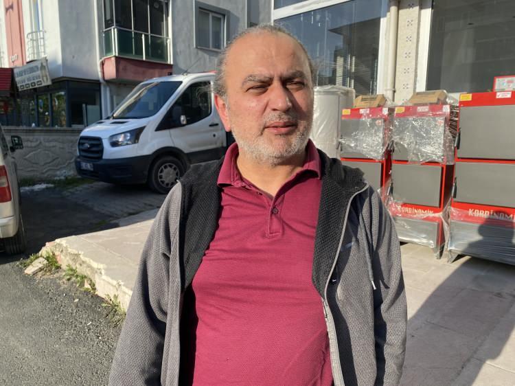 <p>Caddede bulunan esnaflardan Recep Eski, cinayet şüphelisi B. Civil'in 10 gündür sürekli eve gelip daha sonra da ayrıldığını öğrendiklerini belirterek, "Sabah saatlerinde polis, ambulans, itfaiye ekipleri geldi. Biz de sorduk, '10 gün önce cinayet işlenmiş' dediler. 10 gündür de kocası eve gelip gidiyormuş. Polis ekipleri de gelip cesedi evden çıkarttılar. Buradan gelip geçerken aileyi görüyorduk. 1,5 yaşlarında bir çocukları vardı. Kadın da hamileydi. Bugün sabah şahıs tekrar buradan geçmiş. Polis arkadaşlar bizim iş yerimizin güvenlik kamerasını incelediler, orada da gözüküyor. Sabah sakin bir şekilde yürüyerek binadan çıkıyor ve bebek arabasıyla yürüyerek caddeden geçiyor. İkisi çıktılar çarşıya doğru yürüdüler" dedi.</p>