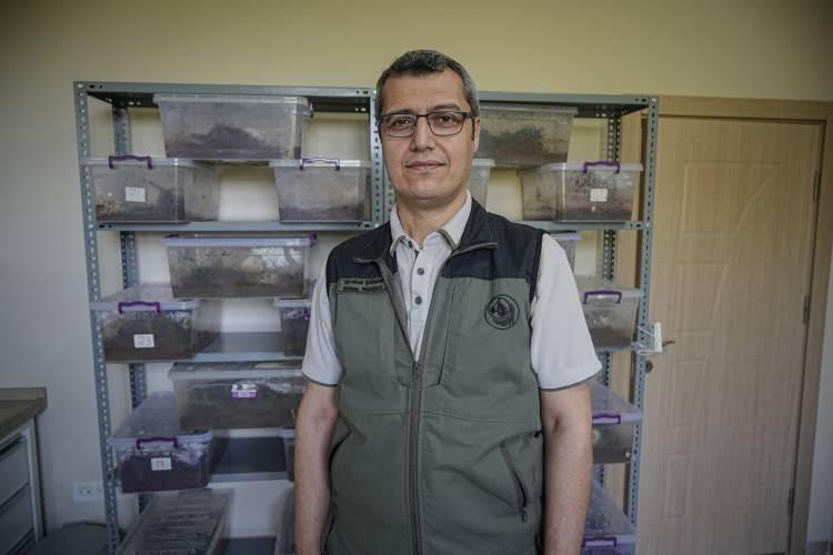 <p>Yaklaşık bin hektar alanda çam kese böceği ile mücadele ettiklerini söyleyen Bursa Orman Bölge Müdürü Erdal Şahan, <strong>"Ormanlarda çeşitli nedenlerle ortaya çıkan böcek zararlıları ile Orman Genel Müdürlüğü'nün sürdürülebilir orman yönetimi anlayışı doğrultusunda doğayla uyumlu, biyolojik çeşitliliğin korunmasının ön plana alındığı çalışmalar yürütüyoruz."</strong> dedi. </p>

