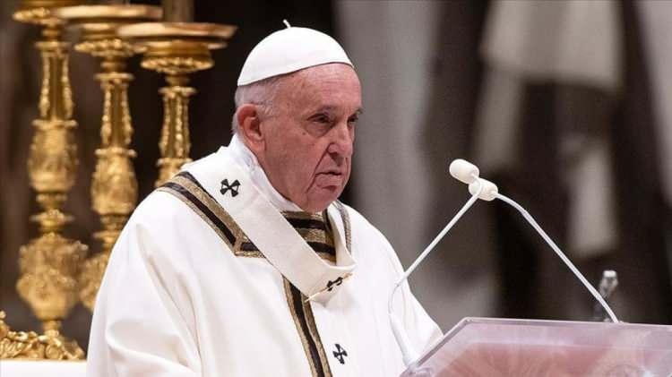 <p>BASİT ÇİNKO KAPLAMA BİR TABUT İSTEDİ</p>

<p> </p>

<p>Önceki papalar selvi, kurşun ve meşe ağaçlarından yapılmış üç adet iç içe geçmiş tabutlara gömülürdü.</p>

<p> </p>

<p>Papa Francis, çinko kaplı sade bir ahşap tabut tercih etti.</p>
