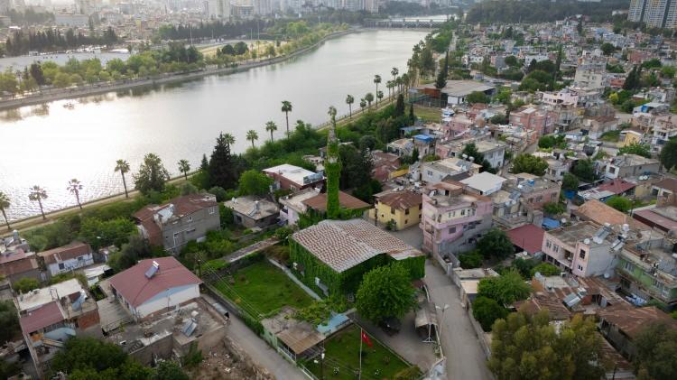 <p> </p>
<p>Hava sıcaklığının yükseldiği kentte vatandaşlar, namaz saatleri dışında camiye gelerek vakit geçiriyor. </p>