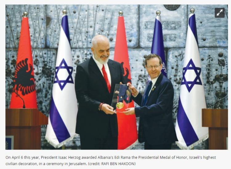<p>ARNAVUTLUK’TAN İSRAİL’E STRATEJİK DESTEK<br />
<br />
Edi Rama, bu yılın başlarında İsrail Cumhurbaşkanı Isaac Herzog’dan İsrail’in en yüksek sivil nişanı olan "Presidential Medal of Honor" ödülünü aldı. Herzog, Rama'yı "İsrail'in en karanlık anlarında dimdik duran lider" olarak tanımladı.</p>
