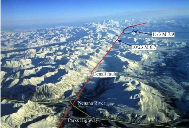 <p>Denali Fayı, Alaska'da Kuzey Amerika Levhası ile Pasifik Levhası arasındaki sınırı belirleyen bir doğrultu atımlı faydır. 2002 Denali depreminde görüldüğü gibi önemli sismik olaylar üretme kapasitesine sahiptir.</p>
