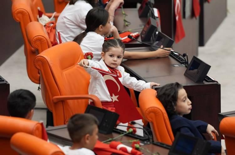 <p><strong>"CUMHURİYET, ÇOCUKLARA EMANET"</strong></p>
<p> </p>
<p>Kurtulmuş, TBMM'nin Türkiye'nin en önemli mekanlarından birisi olduğunu ve Meclis'in milletin iradesine sahip çıkacak çalışmalara imza atacağını söyledi.</p>
<p> </p>
<p>Meclis Başkanı ayrıca, Türkiye Cumhuriyeti'nin çocuklara emanet olduğunu ve Türkiye'nin gelecek nesillerle birlikte daha güçlü bir ülke haline geleceğini söyledi.</p>