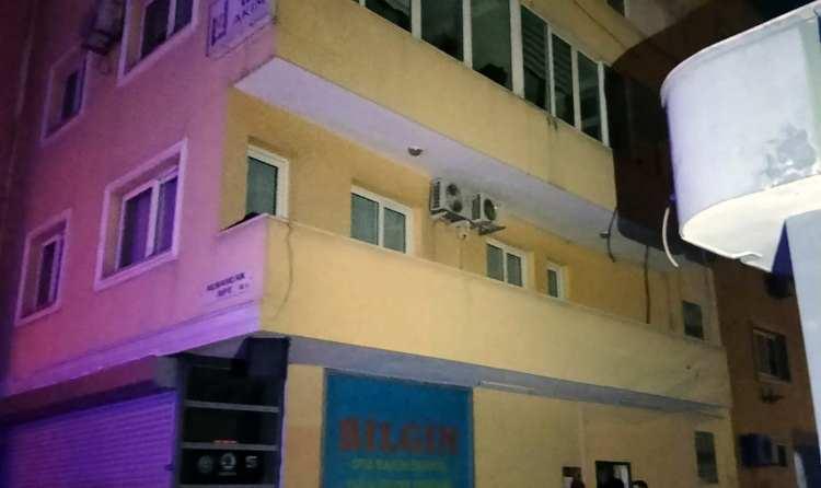 <p>Olaydan bir süre önce Eser'in, yakınlarına, <strong>"Bana namussuzluk yaptılar"</strong> dediği, daha sonra cinayeti işlediği apartman dairesine gittiği belirtildi. </p>