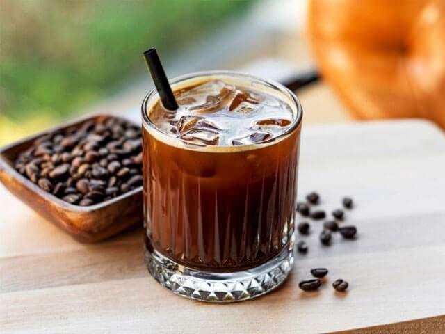 <p><span style="color:#B22222"><strong>- Cold Brew:</strong> </span>Uzun süre soğuk suda demlenerek hazırlanan Cold Brew, <strong>şaşırtıcı derecede yüksek kafein oranına sahiptir.</strong> Bir fincan Cold Brew, <strong>yaklaşık 200 mg kafein</strong> içerebilir. Aynı zamanda <strong>daha az asidik</strong> ve <strong>tatlımsı bir lezzet</strong> sunar.</p>
