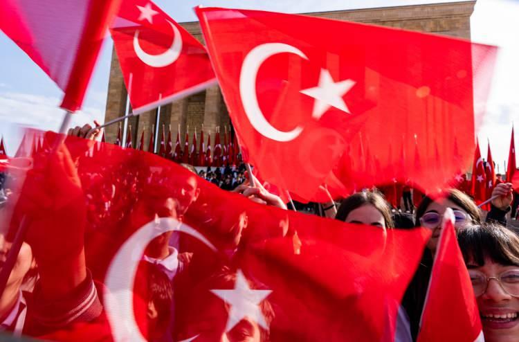 <p>Bakan Tekin'in başkanlığındaki bakanlık bürokratları, öğretmen temsilcileri ve öğrencilerden oluşan heyet, Aslanlı Yol'dan Gazi Mustafa Kemal Atatürk'ün mozolesine yürüdü.</p>
<p> </p>