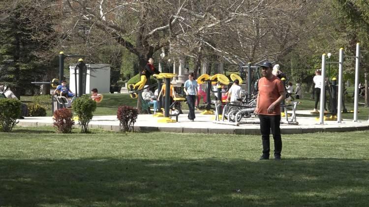 <p><strong><span style="color:rgb(178, 34, 34)">“ALAMIYORUZ KÖPEĞİ, KAÇIYOR VE SAKLANIYOR”</span></strong></p>
<p>Parkta gönüllü olarak sokak hayvanlarını beslediğini belirten Dilek Türk ise köpeğin, 13 yavrusunu koruduğunu belirterek şunları söyledi:</p>
<p> </p>