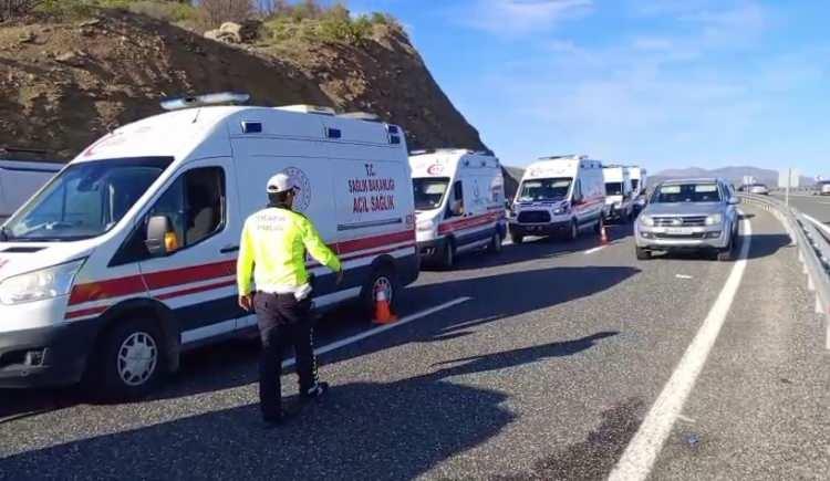 <p>Yaralılar, olay yerinde yapılan ilk müdahalenin ardından ambulanslarla kentteki hastanelere kaldırılarak tedavi altına alındı.</p>
<p> </p>