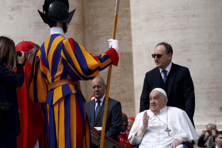 <p>Kardinal Joseph Farrell, bu sabah yaptığı açıklamada, Papa Franciscus'un yerel saatle 07.35'te yaşamını yitirdiğini duyurmuştu.</p>