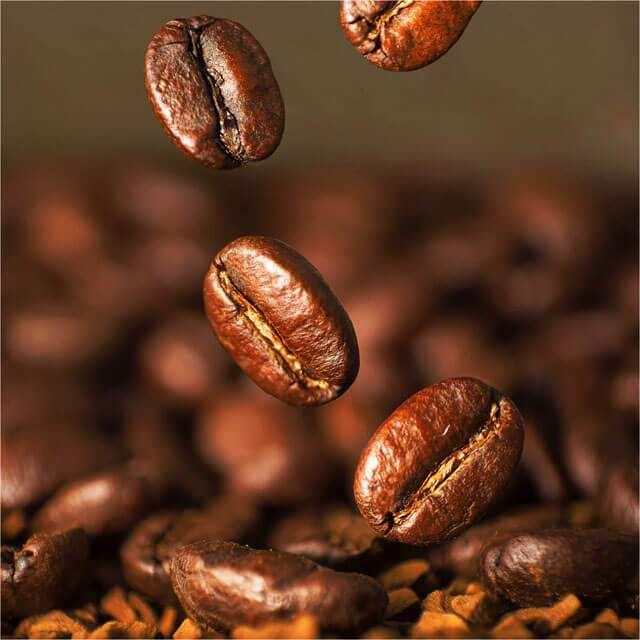 <p><span style="color:#B22222"><strong>- Robusta Kahvesi:</strong> </span>Arabica çekirdeklerine kıyasla <strong>yaklaşık iki kat daha fazla kafein</strong> içeren Robusta, bu özelliğiyle <strong>en yüksek kafein oranına sahip kahve türlerinden bir tanesidir.</strong> Genellikle <strong>daha acı, yoğun ve sert bir içime sahiptir.</strong></p>

