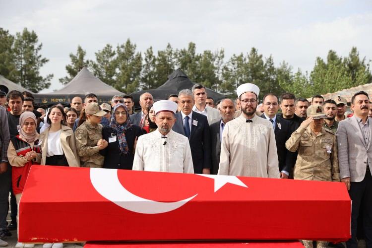 <p>Cenaze törenine, Midyat Kaymakamı Ömer Faruk Özdemir, Midyat Belediye Başkanı Veysi Şahin, İl Emniyet Müdürü Cebrail Buğday, İl Jandarma Komutanı Tuğgeneral Tahsin Saruhan, MHP Mardin İl Başkanı Ferhan Bozkuş, güvenlik korucuları ve askerler ile şehidin yakınları katıldı.</p>
