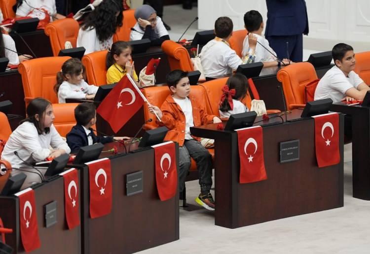 <p>Kurtulmuş, Başkanlık Divanı'nda bulunan TBMM Başkanı koltuğunu, 4'üncü sınıf öğrencisi Berra Koramaz'a devretti.</p>
<p> </p>
<p>Çocuk Başkan Berra Koramaz, çocukların Meclis kürsüsünden gerçekleştirdiği konuşmaların ardından özel oturumu kapattı.</p>