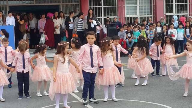 <p><span style="color:#B22222"><strong>23 Nisan</strong></span></p>
<p> </p>
<p>Nasıl sevinmez insan?<br />
Bugün 23 Nisan<br />
Bak süslenmiş dört bir yan<br />
Yaşasın 23 Nisan</p>
<p> </p>
<p>Millet Meclisi kurduk<br />
Düşmanı yurttan kovduk<br />
Hürriyete kavuştuk<br />
Yaşasın 23 Nisan</p>
<p><strong>Sami Tunca</strong></p>