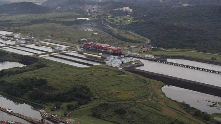<p>PANAMA KANALI'NDA GEÇİŞ ÜCRETLERİ</p>

<p><br />
Panama Kanalı'ndan bir geminin geçiş ücreti taşıdığı yükün ağırlığı, türü ve geminin büyüklüğüne göre 300 bin dolara kadar çıkabiliyor. Buna ek olarak, bazı durumlarda ek ücretler de uygulanabiliyor. Bu ek ücretler, düşük etkili veya yüksek etkili olarak sınıflandırılarak, 15 bin dolardan başlayarak artabiliyor.</p>

<p>Ayrıca, acil geçiş yapmak isteyen gemilerden alınan ücretler milyon doları aşabiliyor. Bu ücretler her sene Panama Kanalı idaresi tarafından belirleniyor.</p>
