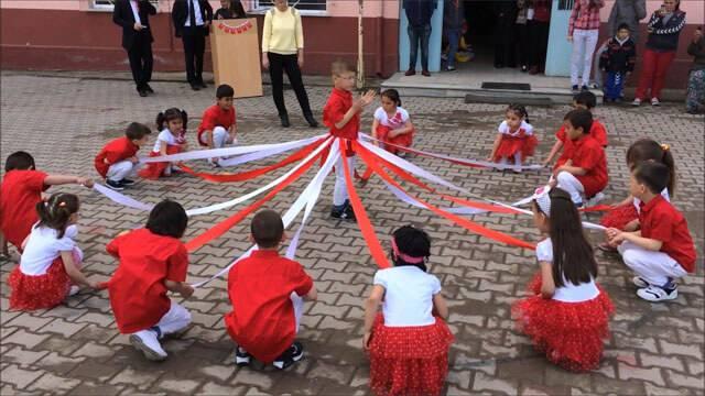 <p><span style="color:#FF0000"><strong>4 Kıtalık ve Daha Uzun 23 Nisan Şiirleri</strong></span></p>