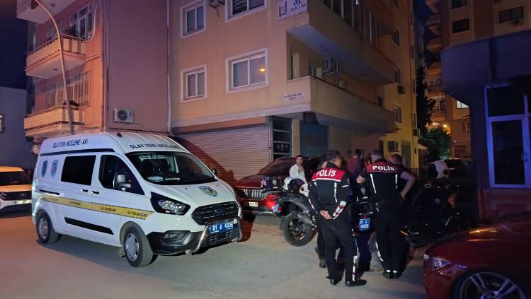 <p>Silah sesini duyan apartman sakinlerinin ihbarıyla adrese polis ve sağlık ekipleri sevk edildi. </p>