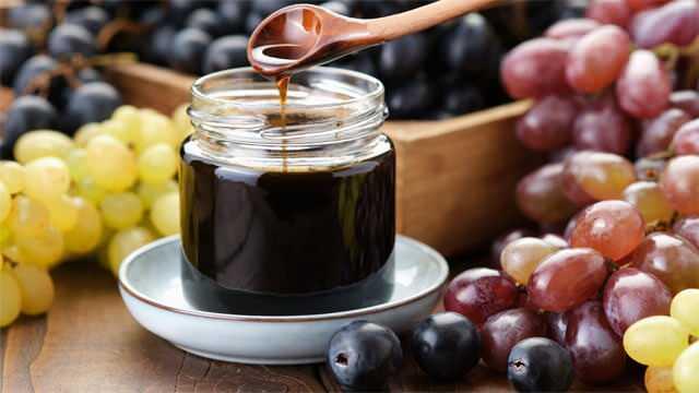 <p>Osmanlı döneminde doğal bir tatlandırıcı olarak kullanılan <strong>dut ve üzüm pekmezi</strong>, hem doğal bir demir takviyesi olarak görülmüştür. Aynı zamanda <strong>üzüm pekmezi</strong> B vitaminleri ve antioksidanlar içerir. <strong>Dut pekmezi</strong> çocuklar ve yaşlıların kullanımı için daha idealdir.</p>