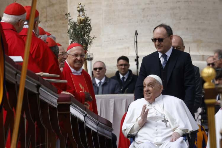 <p>Yine Kilise normlarına göre Papa Franciscus'un ölümünden sonraki 15 ila 20. günde, bu durumda 6-10 Mayıs tarihlerinde Kardinaller Meclisi'nin yeni Papa'yı seçmek üzere ilk oturumunu yapması öngörülüyor.</p>