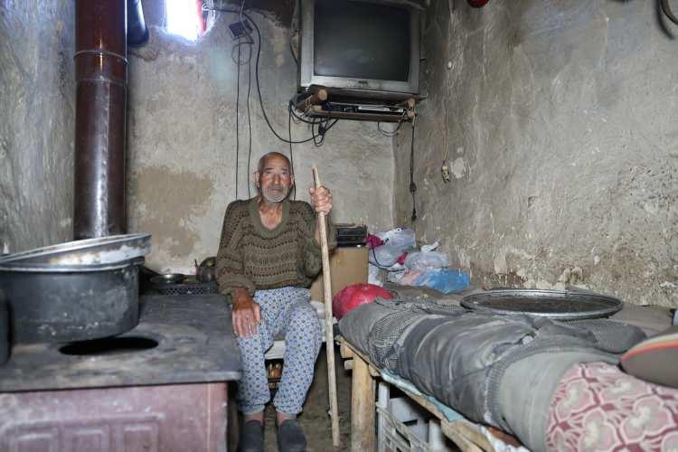 <p>Sugözü Mahallesi Muhtarı Seda Gündoğan, Suat Dal’ın ağabeyi Ferit Dal ile birlikte harabe bir evde yaşama tutunmaya çalıştığını söyledi. </p>
