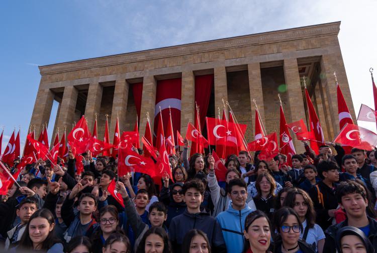 <p>Ardından Misak-ı Milli Kulesi'ne geçerek Anıtkabir Özel Defteri'ni imzalayan Tekin, deftere şunları yazdı:</p>
<p> </p>