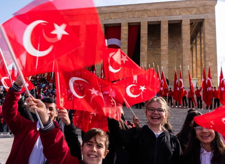 <p>Tekin'in mozoleye çelenk bırakmasının ardından saygı duruşunda bulunuldu ve İstiklal Marşı okundu.</p>
<p> </p>