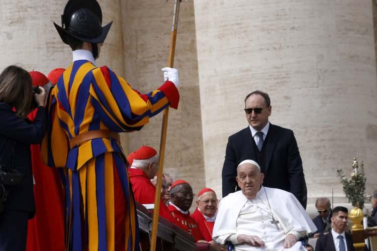 <p>Papa Franciscus'un doktorlarından Prof. Sergio Alfieri, 25 Mart'ta Corriere della Sera gazetesine verdiği demeçte, Papa'nın hastanede yattığı dönemde 2 kez ölümden döndüğünü açıklamıştı. </p>