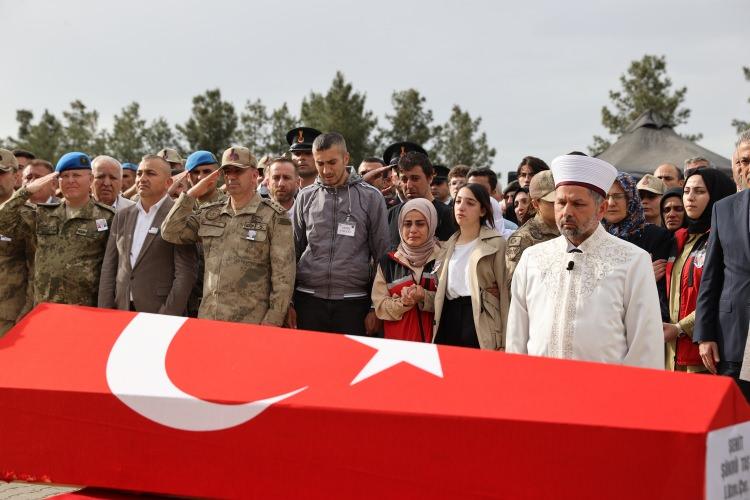 <p><strong>6 ÇOCUK BABASI OLDUĞU ÖĞRENİLDİ</strong></p>

<p> </p>

<p>Mardin Valisi ve Büyükşehir Belediye Başkan Vekili Tuncay Akkoyun, Taş'ın ailesine Türk bayrağını teslim etti.</p>
