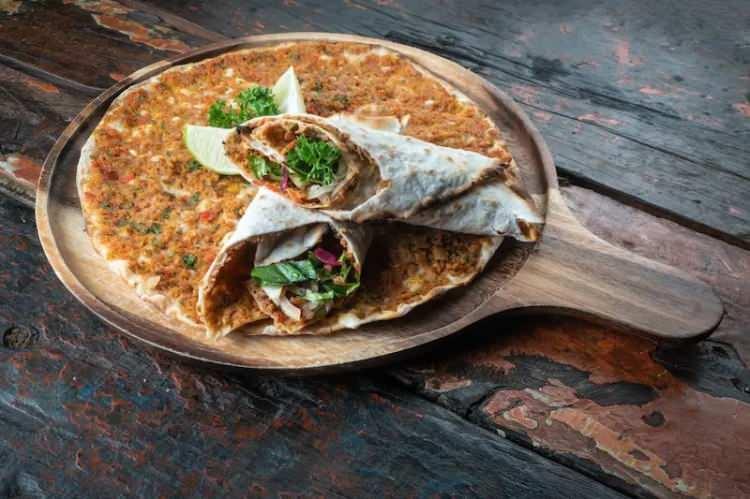<p><span style="color:#B22222"><strong>LAHMACUNDAN KALP ÇIKTI</strong></span></p>
<p> </p>
<p><strong>Bereket Börek ve Pide adlı işletmenin sattığı lahmacun harcında kalp eti bulunduğu tespit edildi.</strong></p>
<p> </p>
<p>Bir markanın kıymalı böreğinde başka bir markanın köftesinde sakatata rastlandı. Başka bir işletmenin kebabında ise kanatlı eti tespit edildi.</p>