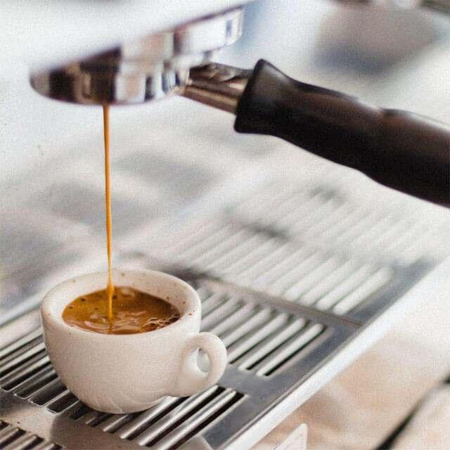 <p><span style="color:#B22222"><strong>- Espresso:</strong></span> Bir shot espresso, <strong>yaklaşık 63 mg kafein</strong> içerir. <strong>Yoğun bir demleme yöntemiyle</strong> elde edildiği için, <strong>az miktarda bile güçlü bir kafein etkisi sağlar.</strong></p>
