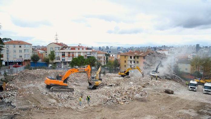 <p>Dünyanın en önemli metropollerinden biri olan İstanbul'un deprem riski gibi ciddi bir sorunla karşı karşıya olduğunu anlatan Kılınçarslan, sözlerini şöyle sürdürdü:</p>
<p> </p>