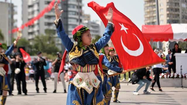 <p><span style="color:#B22222"><strong>23 NİSAN</strong></span></p>

<p> </p>

<p>Vatan tehlikedeydi, Atatürk karar verdi:<br />
Vatanı kurtaracak yine millettir dedi.<br />
Ankara’da bir meclis toplayıp kurmak için<br />
Günlerce, haftalarca çalıştı için için.</p>

<p> </p>

<p>İşte bugün kuruldu Büyük Millet Meclisi.<br />
Ankara’dan yükseldi milletin gür sesi.<br />
Çocuklar, tarihten bir altın yapraktır bugün.<br />
Gönlümüzde kalmasın artık, ne gam ne hüzün.</p>

<p> </p>

<p>Çocuklar bayram yapın, sevinin ve haykırın.<br />
Engel denen her şeyi gücünüzle siz kırın.<br />
Çocuklar biliniz ki siz koca bir cihansınız.<br />
Vatanın her yerinden fışkıran volkansınız.</p>

<p> </p>

<p>Doğan güneş sizindir, yıldızla ay sizindir.<br />
(Artık özgürlük sizin, gelecek sizindir.)<br />
Ey gün yüzlü çocuklar!<br />
(“Çalışın, övünün ve kendinize güvenin.”)</p>

<p> </p>

<p>Hayatta durak yoktur; daima ileri!<br />
Coşkun bir rüzgâr gibi ufukları aşın.<br />
Göğsünüz kanasa da akmasın gözyaşınız.<br />
(Okulda, derste, sırada çalış azimle, hırsla.)</p>

<p> </p>

<p>Temiz olsun kalbiniz, aydın olsun kafanız.</p>

<p>Şen olsun, kutlu olsun bayramınız.</p>

<p><strong>Uluğ TURANLIOĞLU</strong></p>
