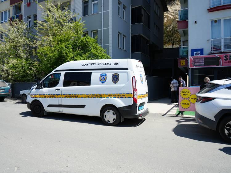 <p>Edinilen bilgiye göre, cadde üzerindeki apartmandan kötü kokuların gelmesi üzerine binada yaşayan vatandaşlar, 112 Acil Çağrı Merkezini arayarak ihbarda bulundu. İhbar üzerine apartmana itfaiye ekipleri sevk edildi.</p>